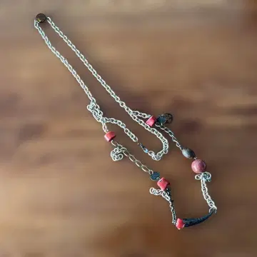 유니크한 빨간색과 브라운 목걸이