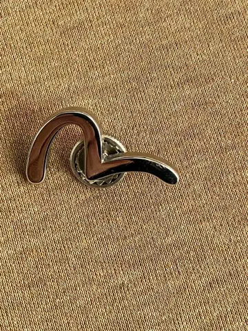 evisu 에비수 나사식 핀 배지