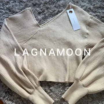 비대칭 숄더 숏 니트