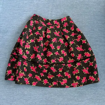 엠즈 그레이시 38 플레어 스커트 블랙 베이스에 빨간색 장미 무늬