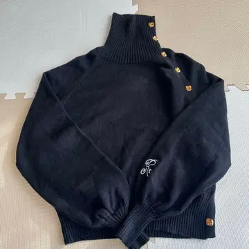 블랙 하이넥 스웨터 골드 컬러 버튼 포함