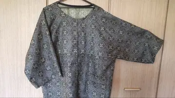 다크 그린의 오시마 명주풍 꽃무늬 기모노로 만든 노카라 자켓