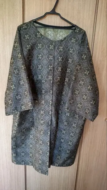 다크 그린의 오시마 명주풍 꽃무늬 기모노로 만든 노카라 자켓