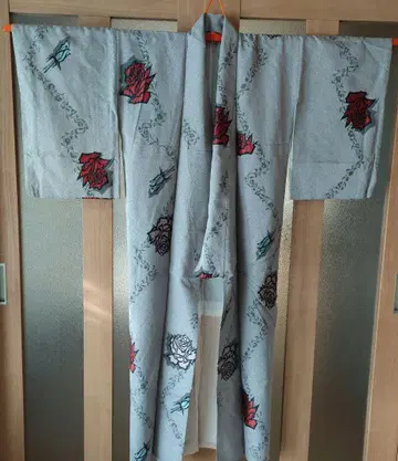 호몬기 빨간색, 그레이 장미 자수