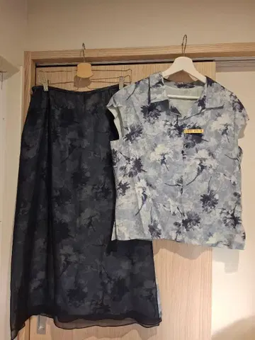 leilian 레리안 꽃무늬 스커트 셋업 상의 네이비