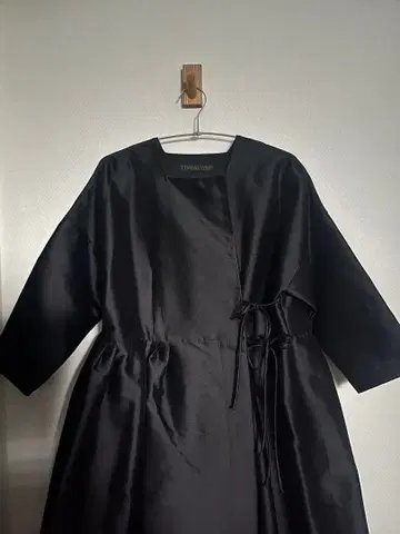 TOWAVASE 실크 드레스 코트 로브