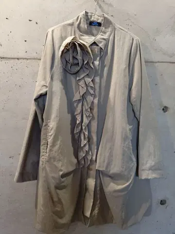 BLUE LABEL 가슴 프릴 베이지 코트