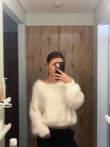 Leaking white sweater -blanket feel