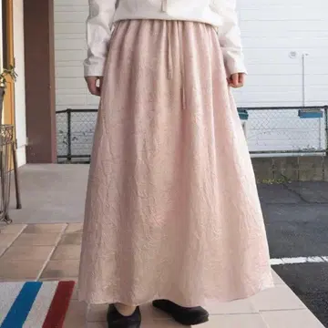 iki 큐프라 주름 새틴 플레어 롱 스커트