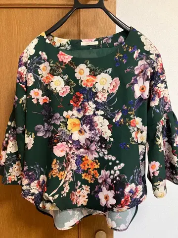 새상품급 로즈 티아라 꽃무늬 니트 블라우스 상의 M 사이즈