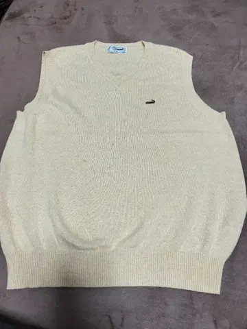 베이지 V넥 슬리브리스 스웨터