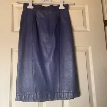 보라색 가죽 타이트 스커트