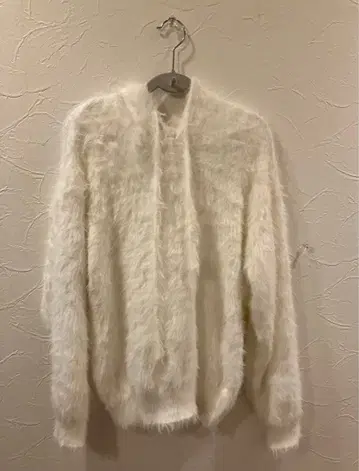 포근포근 화이트 후드 부착 스웨터