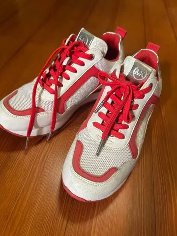 MICHAEL KORS 화이트/레드 스니커즈