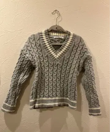 XOXO kisskiss 그레이 V넥 케이블 니트 스웨터