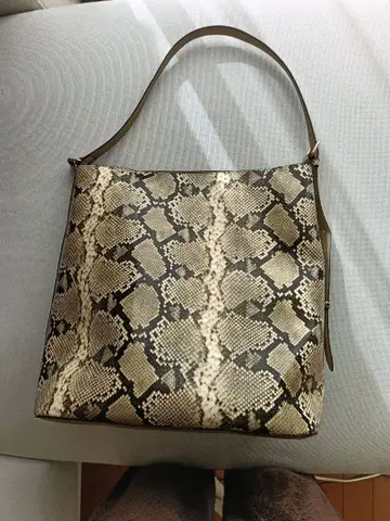 H&M 버킷백 스네이크 패턴