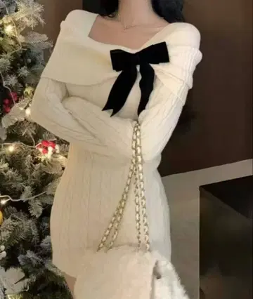 오프숄더풍 리본 포함 케이블 니트 미니 원피스