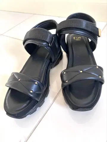 핀 Fin 퀼팅 저반발 통굽 (5.2cm) 벨크로 스포츠 샌들