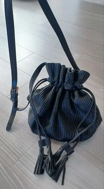 블랙 플리츠 복조리 숄더백