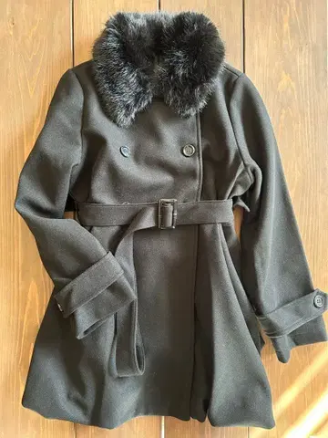 퍼 달린 블랙 울 코트