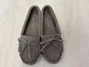 MINNETONKA KILTY 그레이 22.5cm 미네통카 모카신