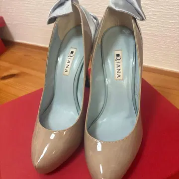 DIANA 베이지 에나멜 펌프스 리본
