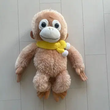 옐로우 컬러 스카프가 달린 원숭이 봉제 인형