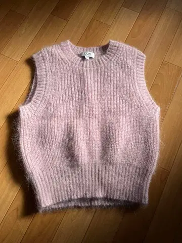 COS 핑크 슬리브리스 스웨터