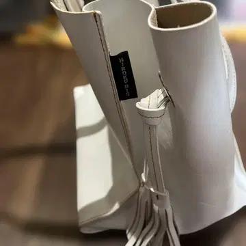 화이트 가죽 태슬 토트백