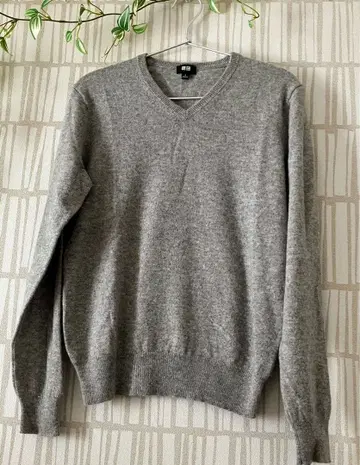 그레이 V넥 니트 스웨터