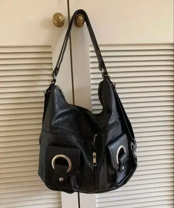 블랙 숄더백 프론트 포켓 부착