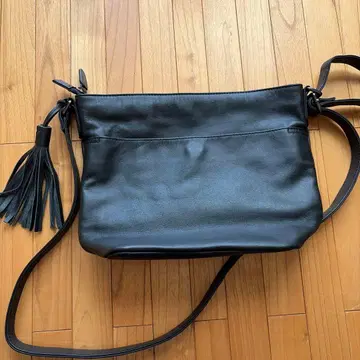 이야파피요네 태슬 장식 블랙 숄더백