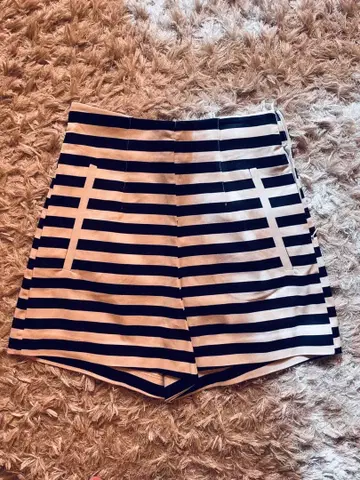 ZARA 미사용 새상품 스트라이프 디자인 숏팬츠 XS