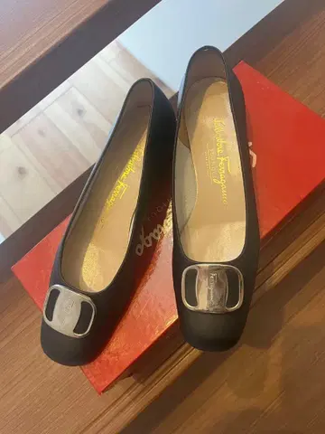 페라가모 5 1/2 블랙 베라 플랫 펌프스