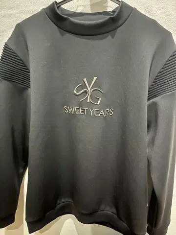 SWEET YEARS 블랙 맨투맨