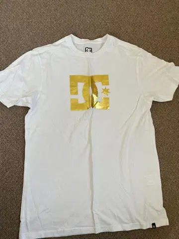 DC 골드 로고 T셔츠 L 사이즈