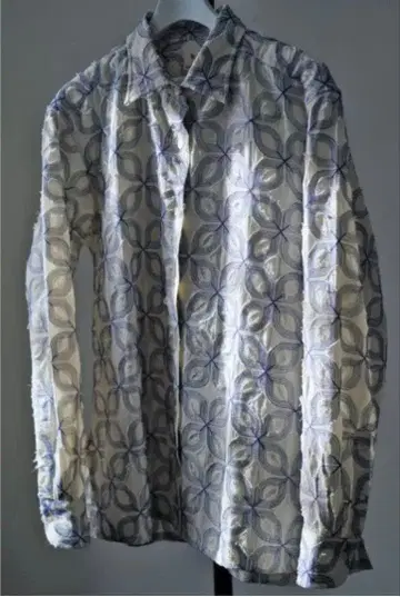 PERIOD FEATURES CUTOUTHandClipping Shirt