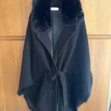 두클라쎄 블랙 퍼 카라 부착 니트 케이프 코트