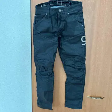 바이커풍 블랙 데님 팬츠