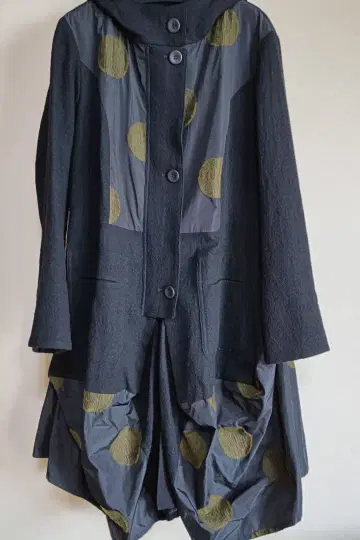 제니 가르송 후드 부착 블랙 베이스 도트 코트