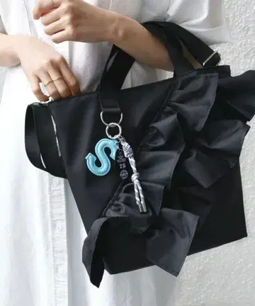 쉽스 [WEB 한정판] 참 장식 프릴 토트 백 블랙