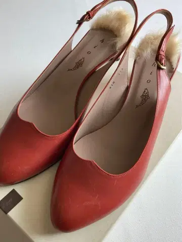 hio 오렌지 가죽 퍼 슬링백 펌프스