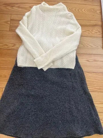 아이보리 니트 스웨터 그레이 스커트 셋업