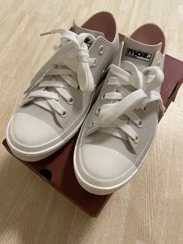 화이트 로우컷 스니커즈