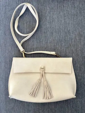 [새상품급] 태슬 달린 화이트 숄더백 2way