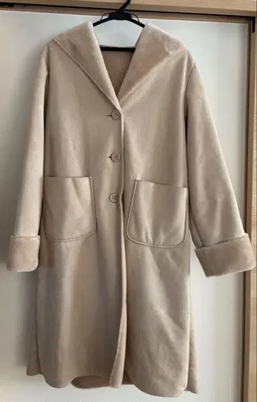 후드 부착 베이지 롱 코트