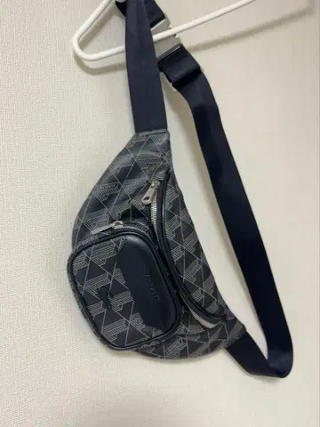 라코스테 LACOSTE 바디백 모노그램