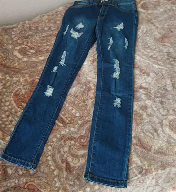 데미지 가공 다크 블루 데님 슬림 핏