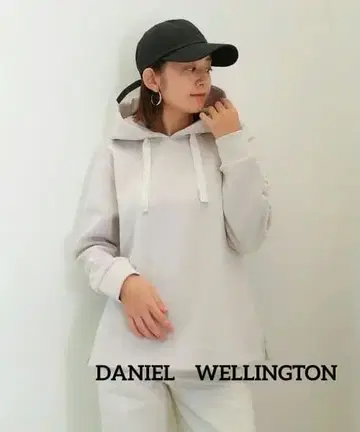 택 포함 새상품 다니엘 웰링턴 로고 베이지 후드 부착 후드티