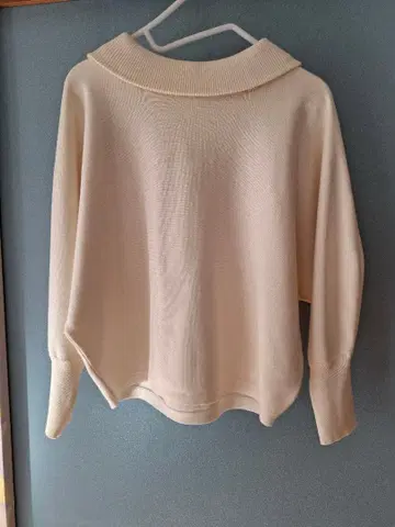 크림색 니트 스웨터